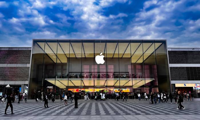 iPhone 17難免迎來漲價風暴?庫克送獎牌也難擋關稅衝擊